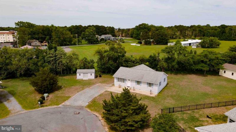 Front View/Large Yard